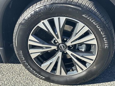 Used 2023 Nissan Rogue SV w/ SV Premium B Package image 8