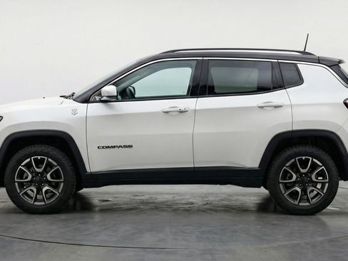 Used 2025 Jeep Compass Trailhawk AWD/4WD image 5