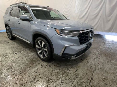 Certified 2023 Honda Pilot Touring image 2