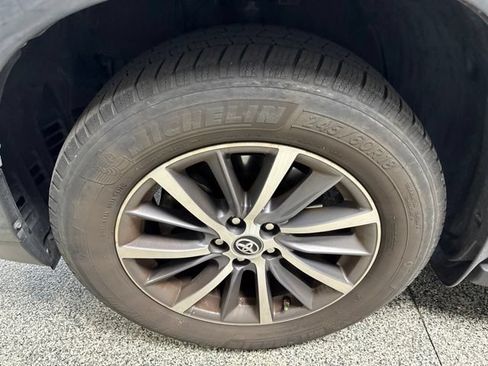 Used 2019 Toyota Highlander XLE FWD image 3