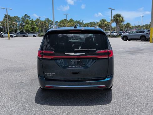 Used 2021 Chrysler Pacifica Touring-L FWD image 6