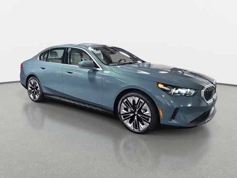 New 2026 BMW 530i w/ Premium Package image 3