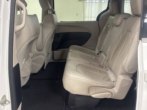 Used 2018 Chrysler Pacifica Touring-L w/ Tire & Wheel Group FWD image 20