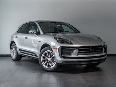 Certified 2025 Porsche Macan image 9