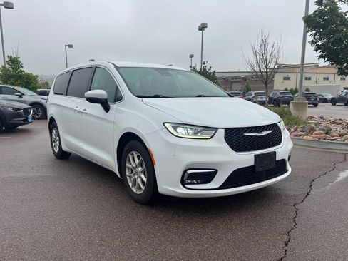 Used 2023 Chrysler Pacifica Touring-L FWD image 1