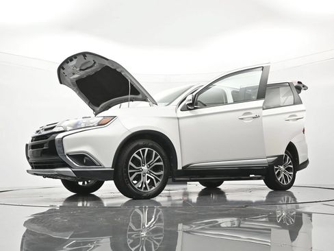 Used 2018 Mitsubishi Outlander SE FWD image 48