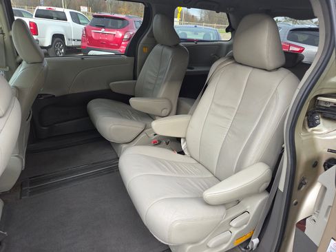 Used 2011 Toyota Sienna XLE image 23