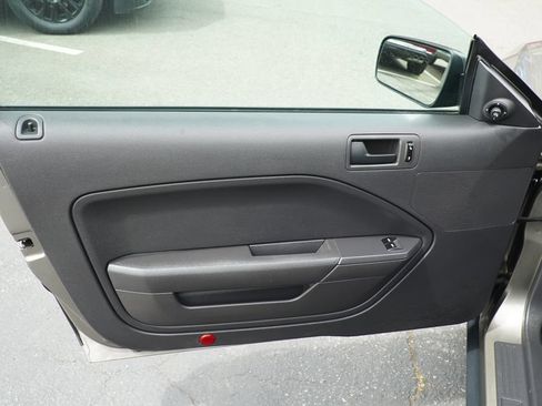 Used 2005 Ford Mustang Premium RWD image 22