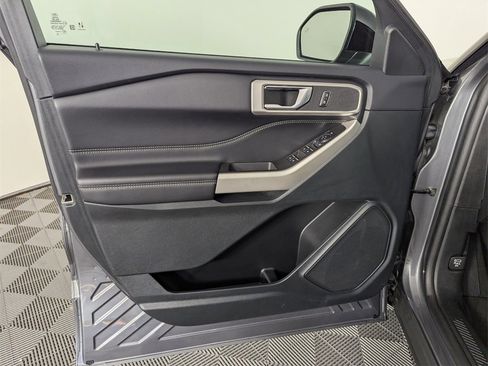 Used 2024 Ford Explorer XLT image 18