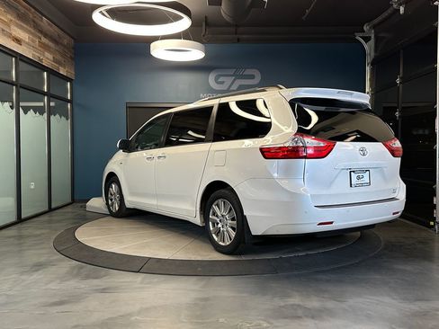 Used 2017 Toyota Sienna XLE Premium AWD/4WD image 5