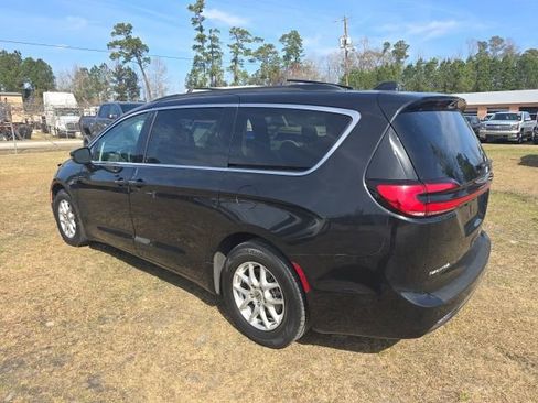 Used 2022 Chrysler Pacifica Touring-L image 3
