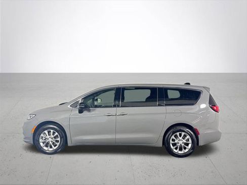 Certified 2025 Chrysler Pacifica Select AWD/4WD image 10