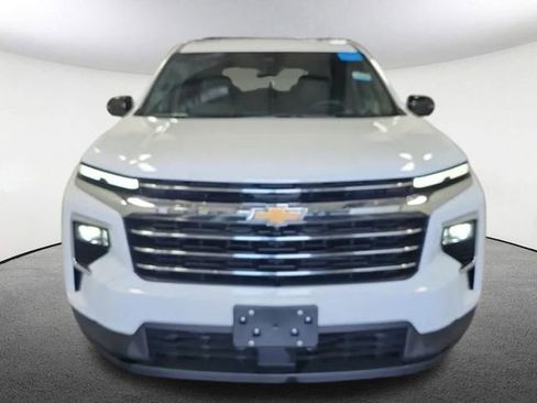 Used 2025 Chevrolet Traverse LT w/ Driver Confidence Package image 2