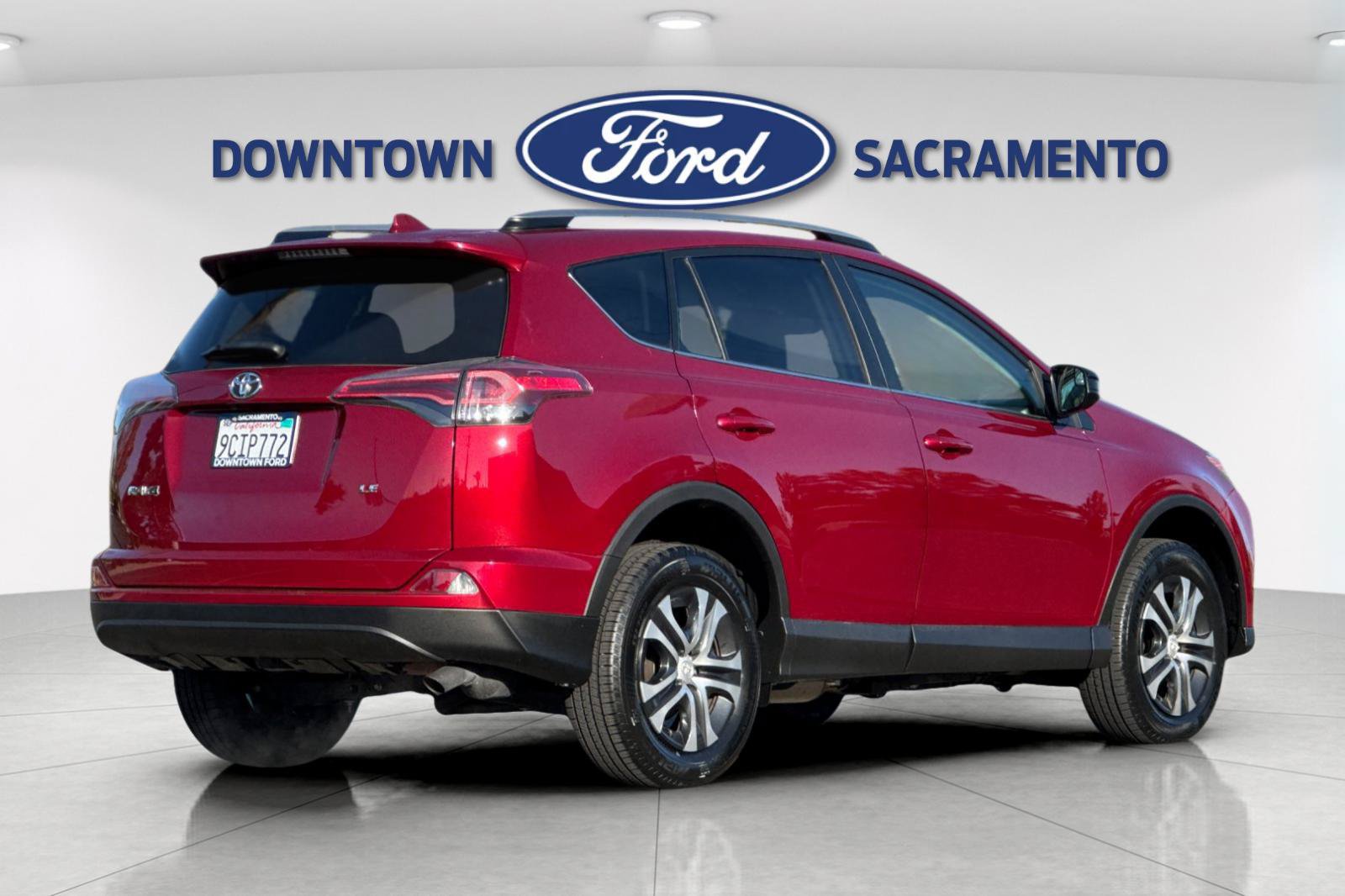 Used 2018 Toyota RAV4 LE FWD image 7