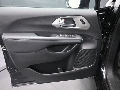 Used 2023 Chrysler Pacifica Limited w/ S Appearance Package FWD image 12
