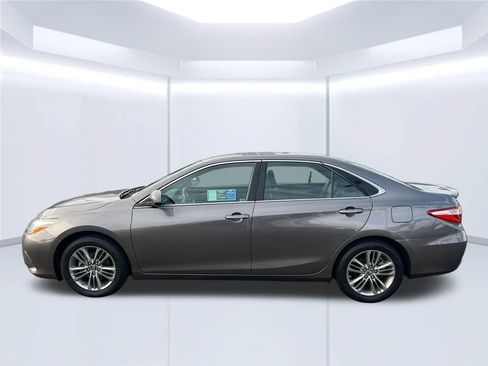 Used 2017 Toyota Camry SE FWD image 2