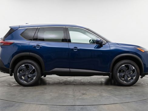 Used 2025 Nissan Rogue SV image 11
