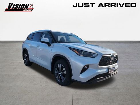 Used 2022 Toyota Highlander XLE image 3