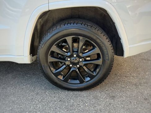 Used 2018 Jeep Grand Cherokee Altitude AWD/4WD image 16