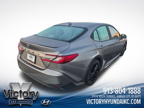 Used 2025 Toyota Camry SE FWD image 5