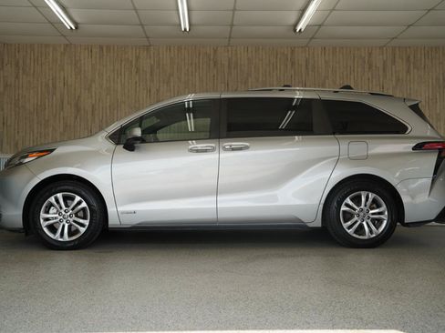 Used 2021 Toyota Sienna Platinum AWD/4WD image 5
