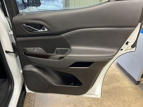 Used 2023 GMC Acadia AT4 image 30