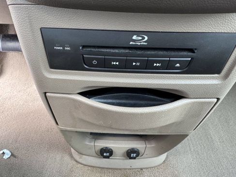 Used 2014 Chrysler Town & Country Touring-L FWD image 23