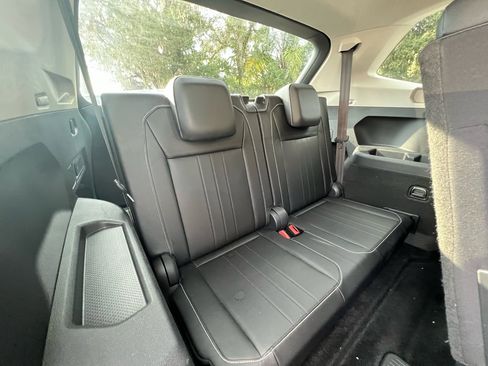 Used 2024 Volkswagen Tiguan SE image 32