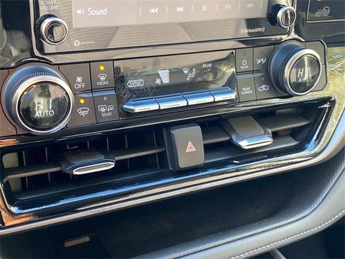 Used 2022 Toyota Highlander L image 25