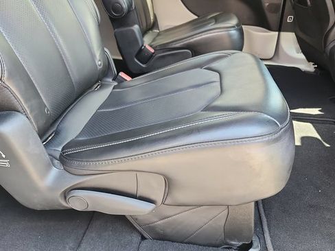 Used 2023 Chrysler Pacifica Touring-L FWD image 30