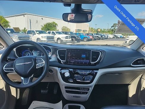 Certified 2022 Chrysler Pacifica Touring-L FWD image 4