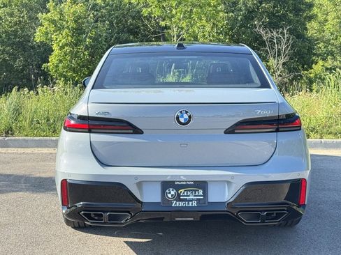 Used 2025 BMW 760i xDrive w/ Luxury Rear Seating Package image 5