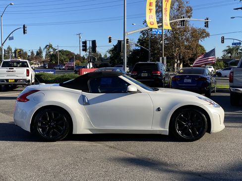 Used 2016 Nissan 370Z Touring image 2