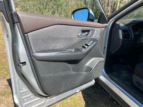 Used 2023 Nissan Rogue SV image 8