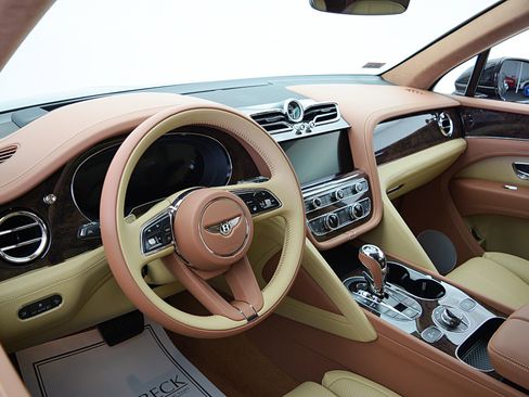 Used 2024 Bentley Bentayga image 23