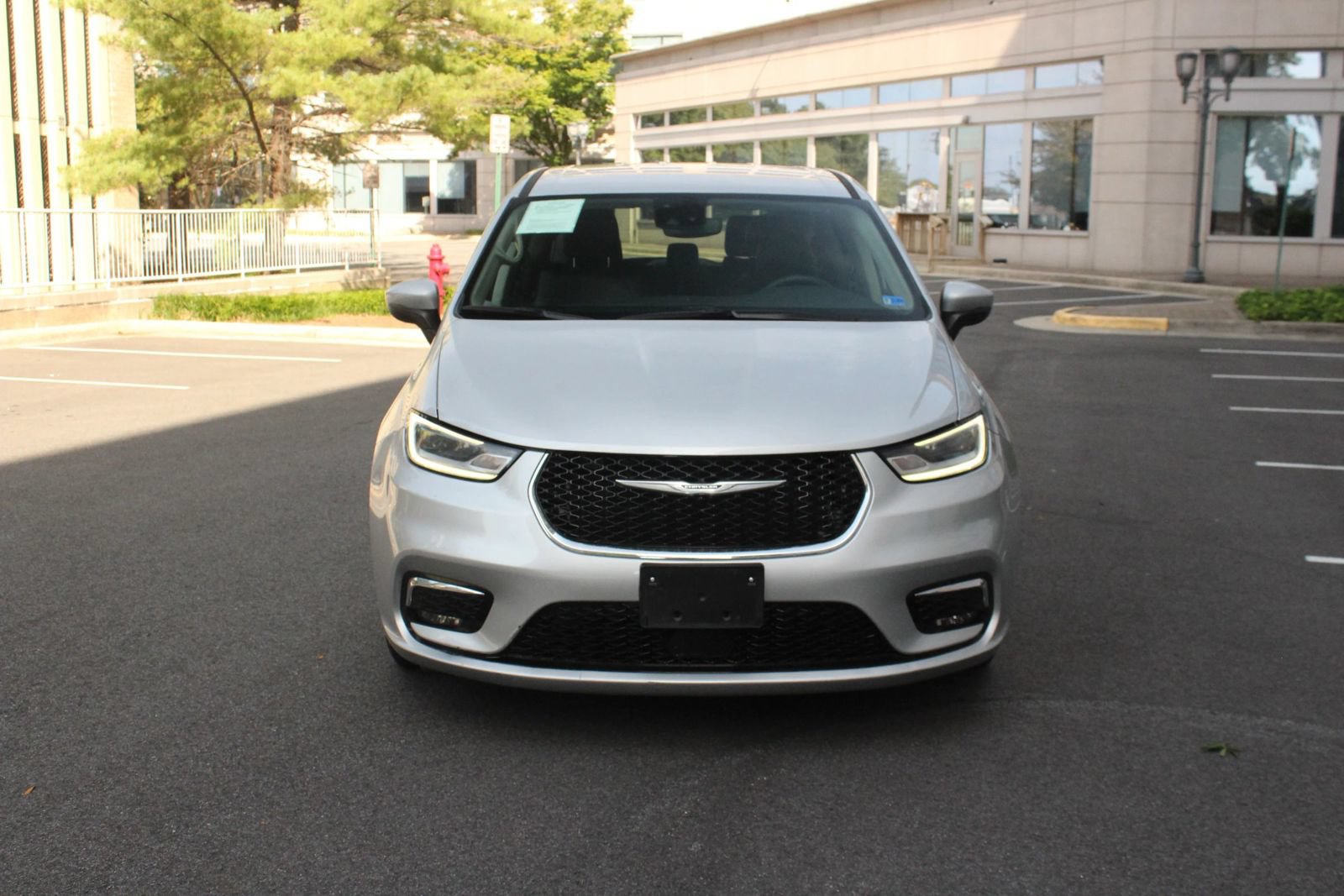Used 2023 Chrysler Pacifica Touring-L FWD image 3