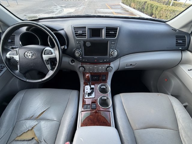 Used 2012 Toyota Highlander Limited w/ Tow Pkg FWD image 12