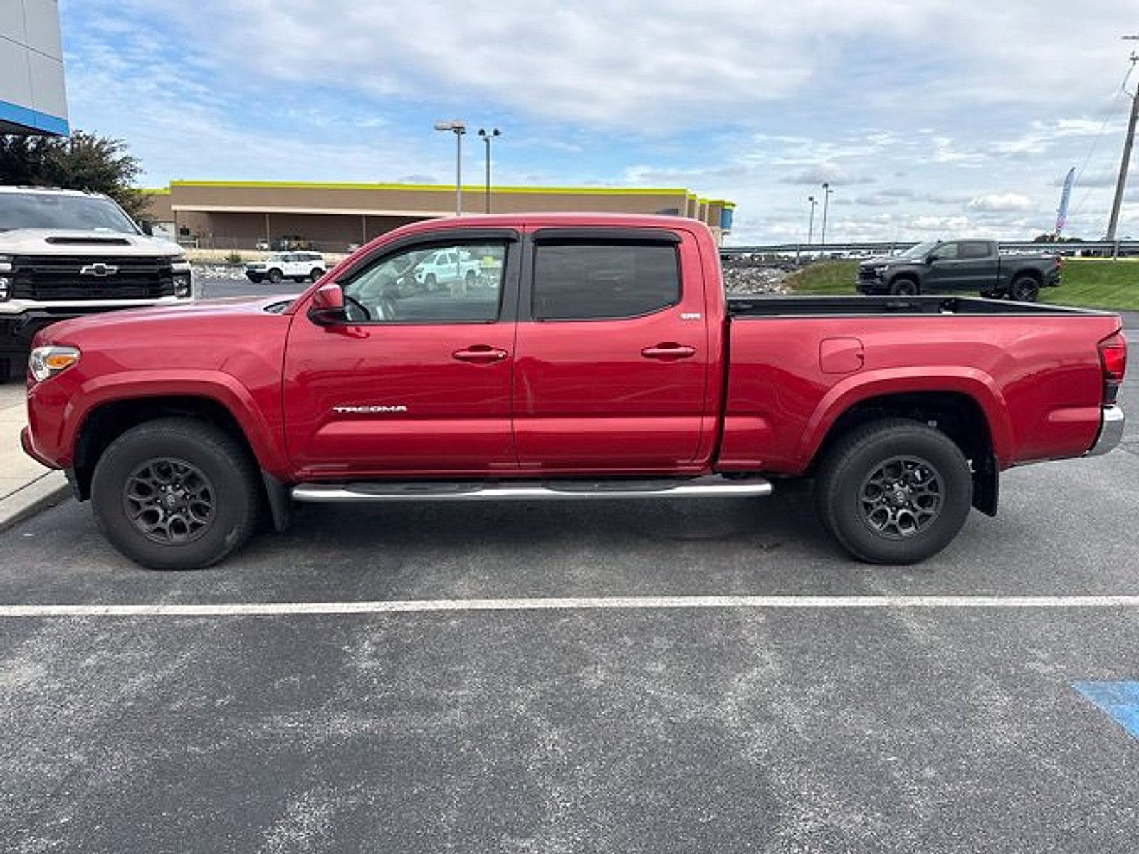 Used 2018 Toyota Tacoma SR5 AWD/4WD image 10