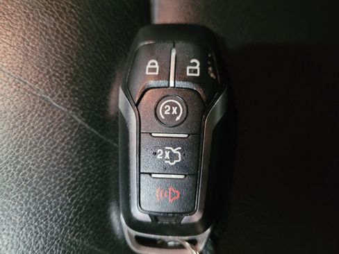 Used 2017 Ford Explorer XLT w/ Equipment Group 202A AWD/4WD image 32