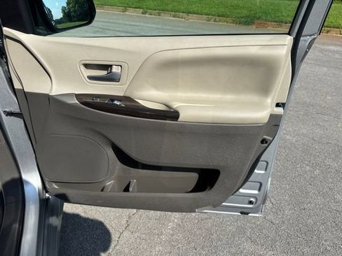 Used 2019 Toyota Sienna XLE FWD image 9