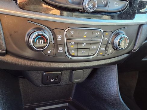 Used 2023 Chevrolet Traverse LT image 7