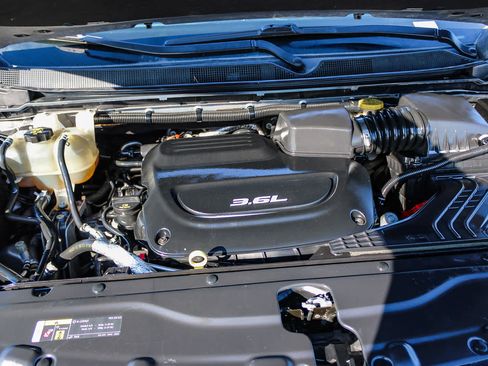 Used 2018 Chrysler Pacifica Touring-L image 26