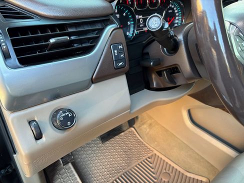 Used 2018 Chevrolet Suburban LT image 13