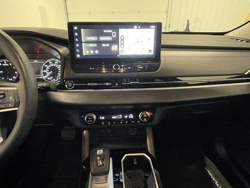 Used 2025 Mitsubishi Outlander AWD image 30