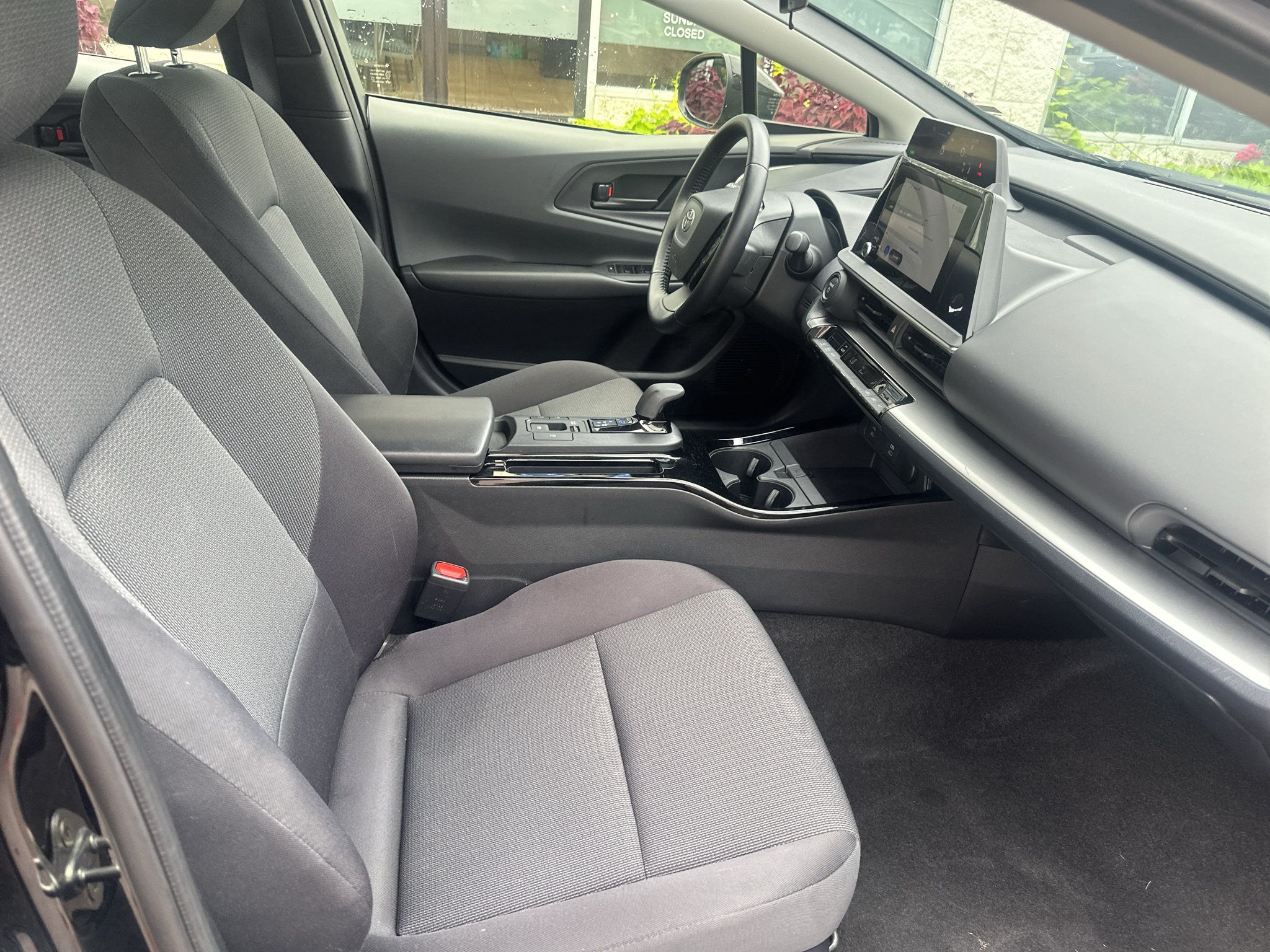 Used 2025 Toyota Prius LE FWD image 10