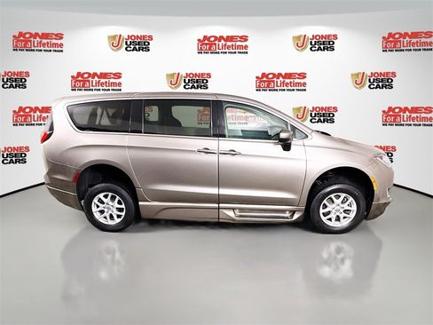 Used 2017 Chrysler Pacifica Touring Plus image 16
