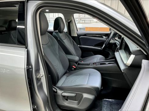 Used 2025 Volkswagen Tiguan SE w/ Panoramic Sunroof Package image 9