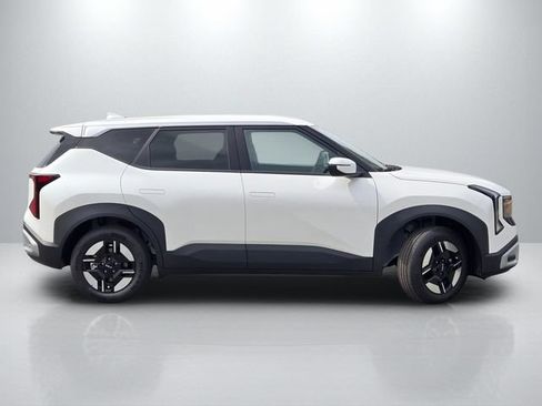 New 2027 Kia Seltos LX FWD image 3