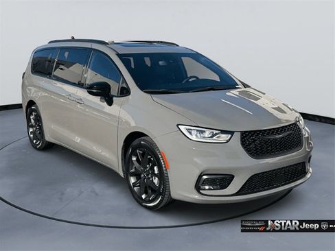 Used 2024 Chrysler Pacifica Touring-L w/ S Appearance Package image 3
