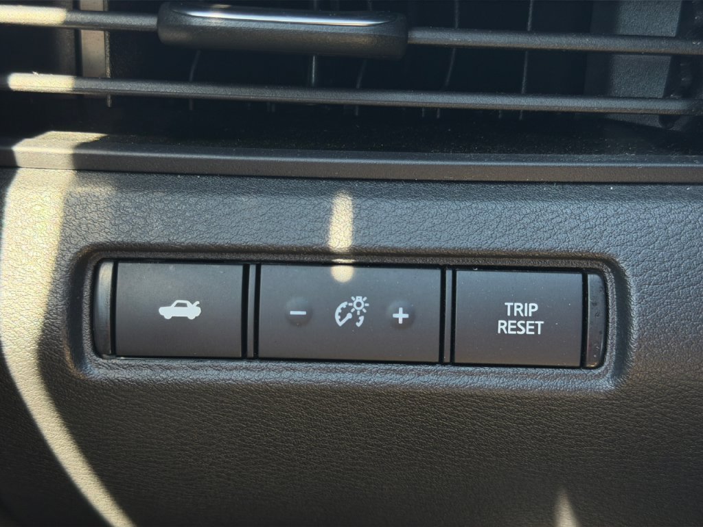 Used 2025 Nissan Altima 2.5 SV FWD image 35